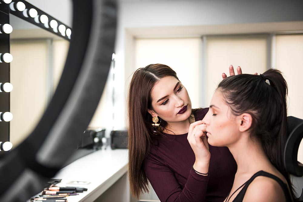 Online Makeup Tutorials for Advanced Novices